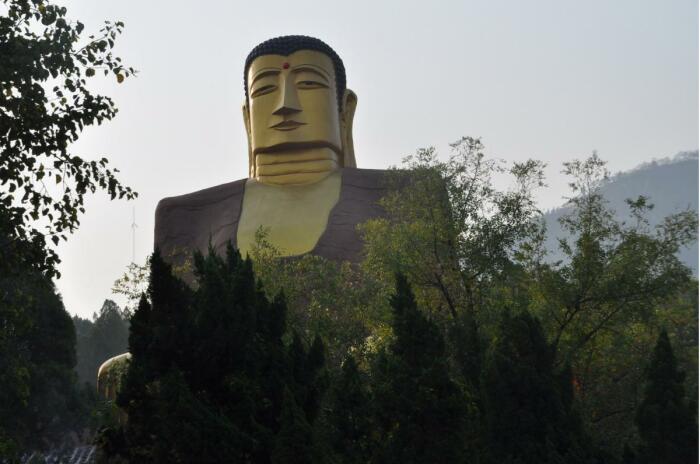 Скала Тысячи Будд может похвастаться самой обширной коллекцией статуй и барельефов (Mountains of a Thousand Buddhas Park, Китай). | Фото: russian.people.com.cn.