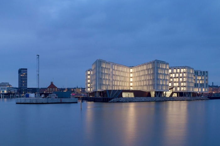 Кампус 1 органично вписан и в окружающую городскую среду, и в прибрежный ландшафт (UN City, Копенгаген). | Фото: un.dk.