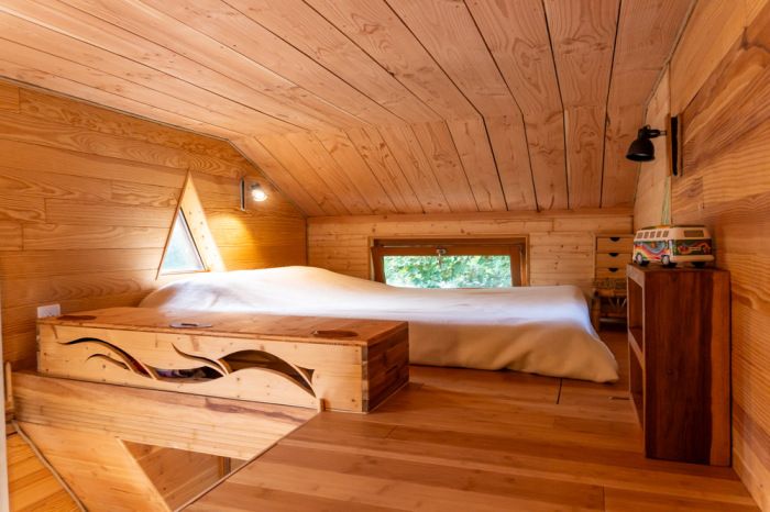 Просторная зона сна на втором уровне. | Фото: tinyhousetalk.com.