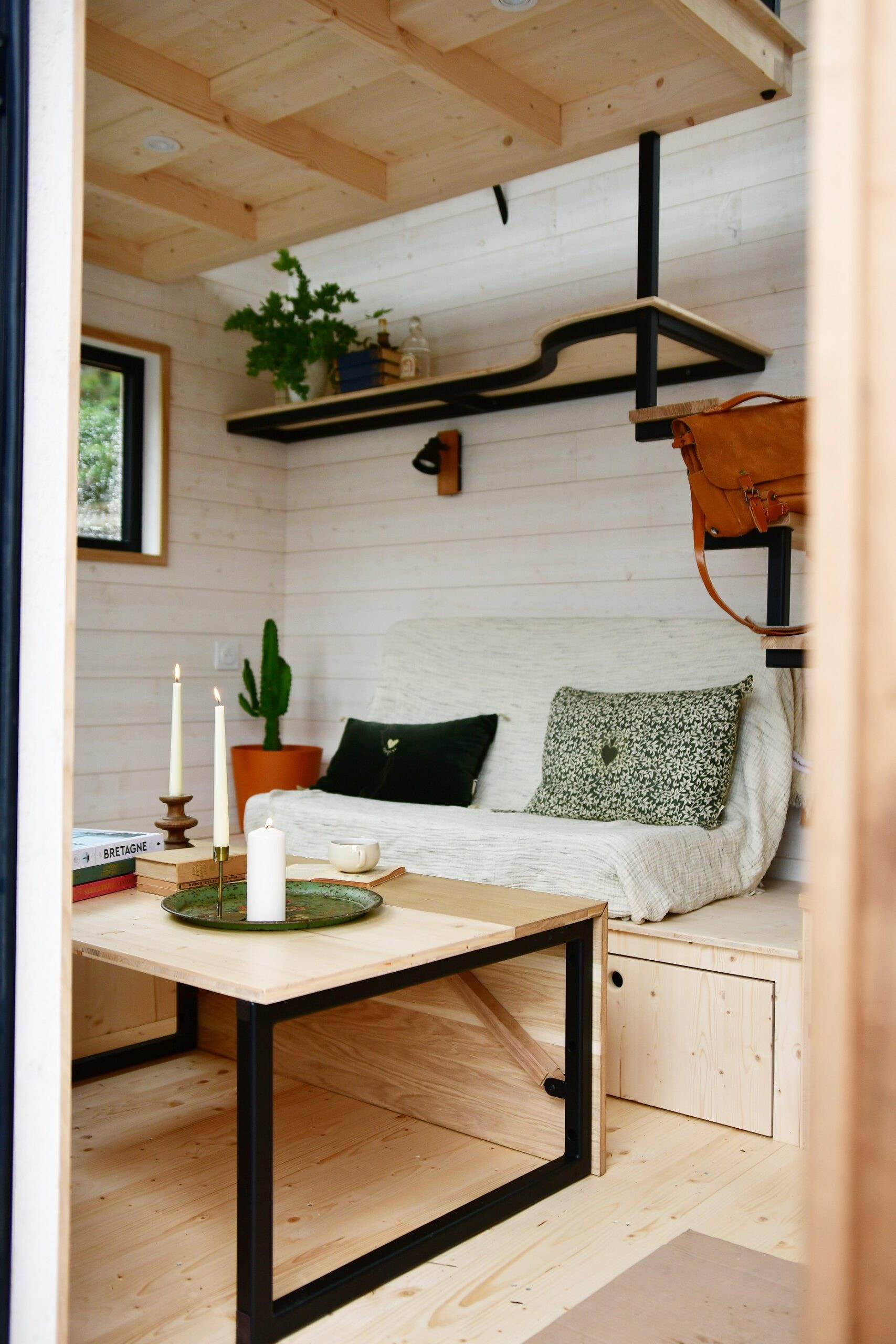 Гостиная легко превращается в изысканную столовую (Naomi). Гостиная легко превращается в изысканную столовую (Naomi).