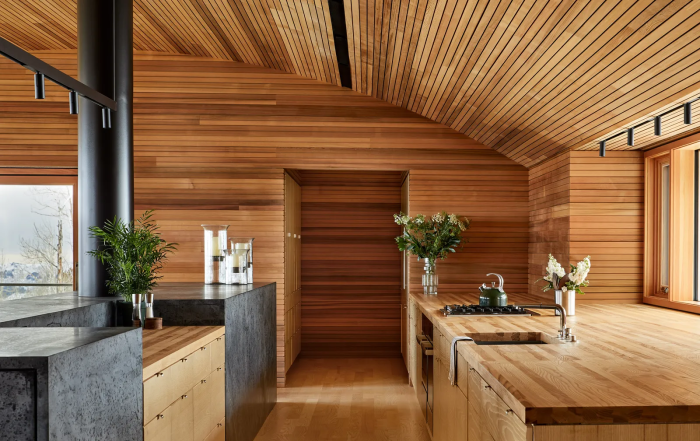 Просторная кухня лыжного дома. | Фото: architecturalrecord.com.