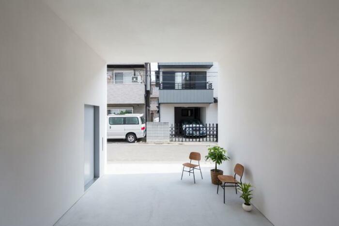 Террасу нижнего уровня можно использовать в качестве гаража или зоны отдыха (Токио, Япония). | Фото: magazindomov.ru.