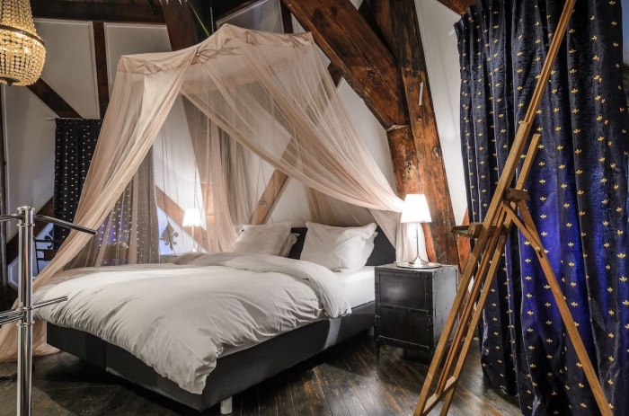 Самая романтичная спальня гостевого дома Mondriaanmolen. | Фото: travelandleisure.com.
