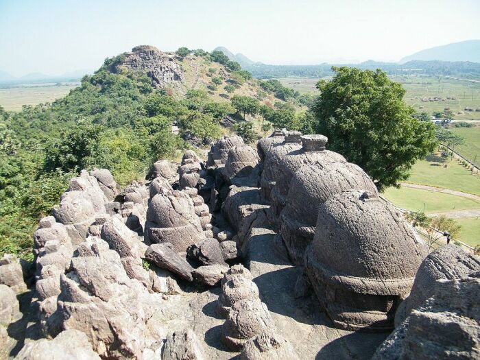 На вершине скалы, в которой вырезано 16 фантастических пещер, сохранились объекты, напоминающие буддийские ступы (The Kondana Caves, Индия). | Фото: commons.wikimedia.org.