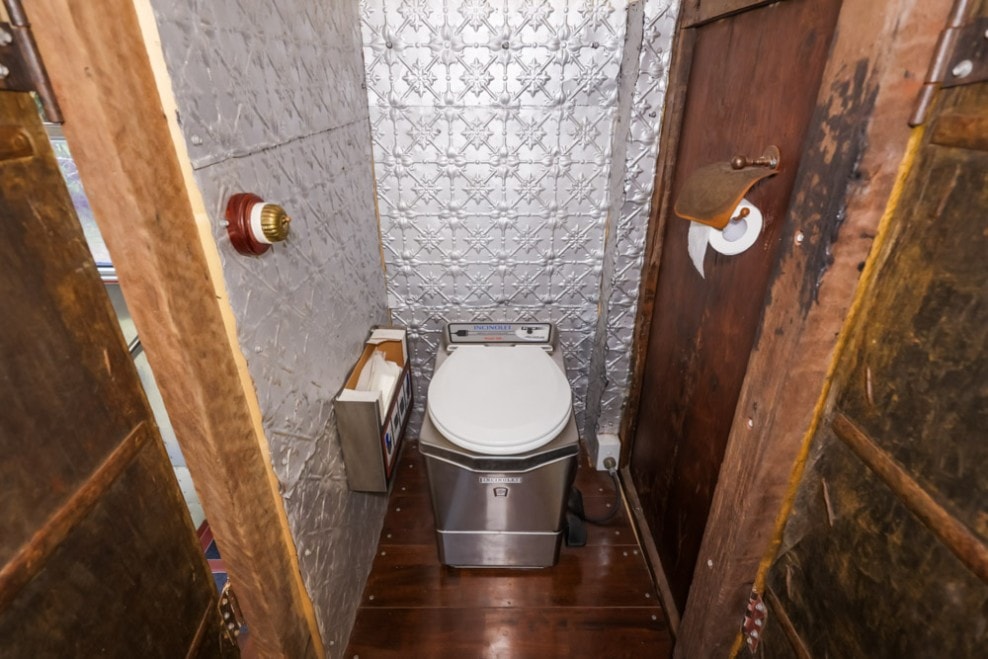 Туалет на втором уровне. Туалет на втором уровне.