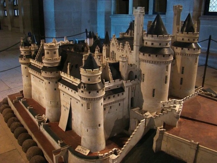 Каменная модель замка Пьерфон, на создание которой Люциан Выгановский потратил 10 лет. | Фото: commedesfrancais.com.