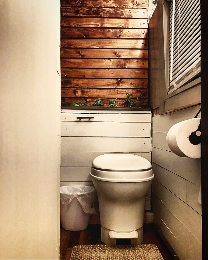 Скромная ванная комната в The Roamer также имеется.