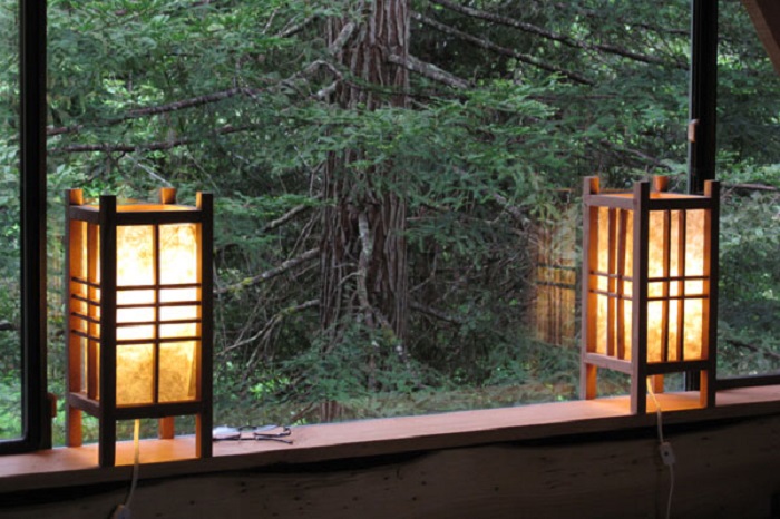 В интерьере лесной хижины имеются и фонари, сделанные в японском стиле (Japanese Forest House, Орегона). | Фото: capefalconkayak.com.
