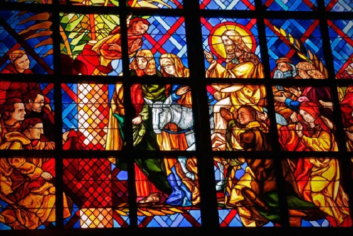 Та самая фреска, на которой Феликс Уфуэ-Буаньи преподносит Иисусу свои дары (Basilica Notre Dame de la Paix, Кот-д'Ивуар). | Фото: tr.ariave.com.