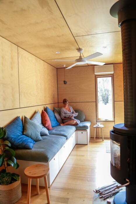 Уютная гостиная с дровяной печью станет местом отдыха для супругов и их гостей (Австралия). | Фото: neozone.org.