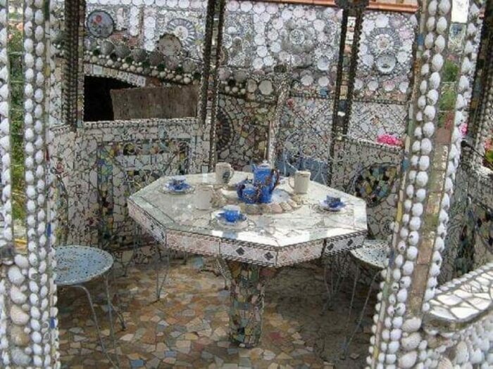 Беседка и предметы садовой мебели также не остались без мозаичного декора (La Maison Cassée Vaisselle, Франция). | Фото: spacesarchives.org.