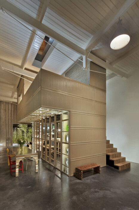 Модульную конструкцию, позволившую организовать несколько отдельных пространств, установили в центре сарая (House of Rolf, Нидерланды). | Фото: journal-du-design.fr.