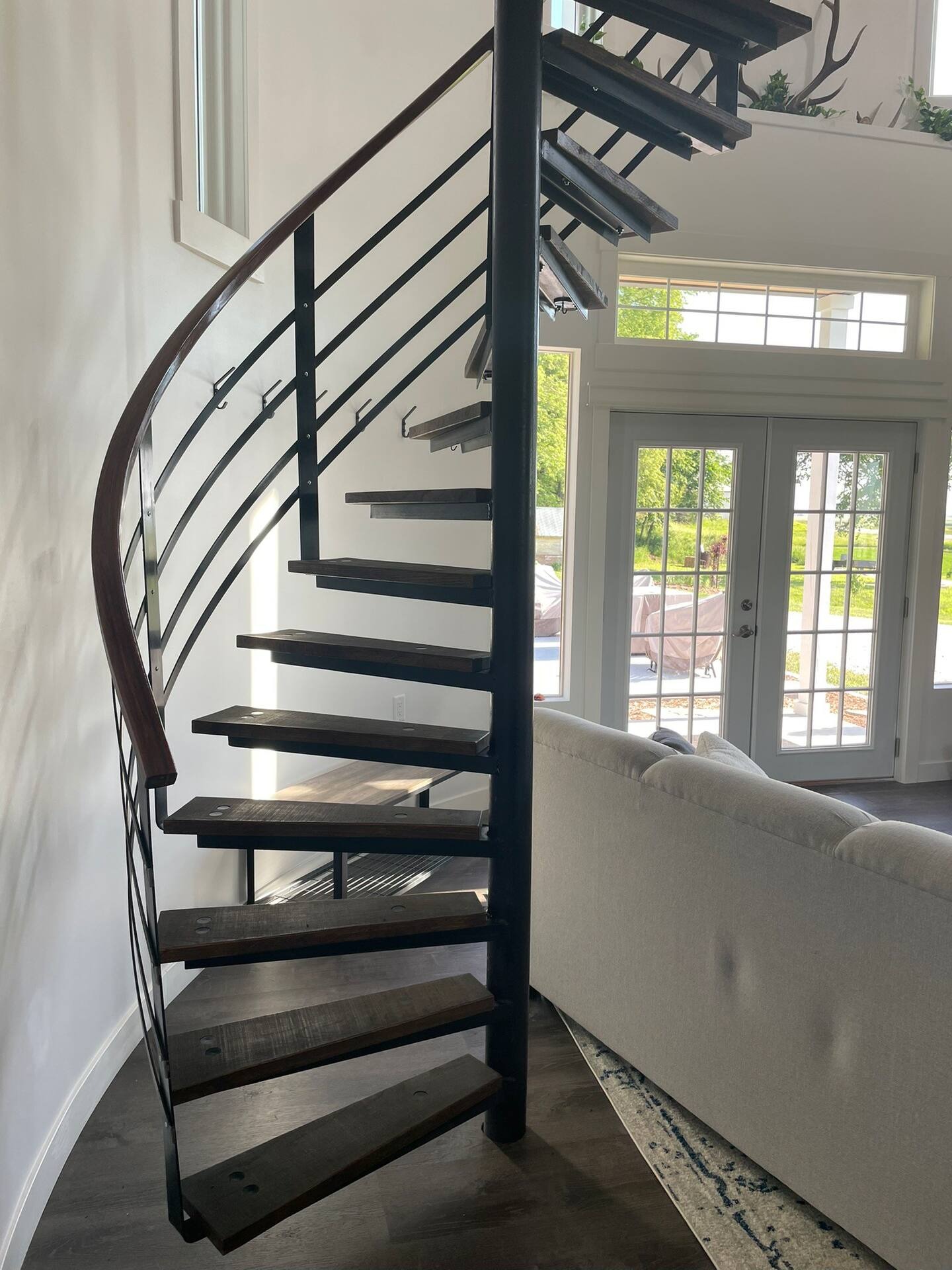 Винтовая лестница стала украшением интерьера гостевого дома Grain Bin Getaway. Винтовая лестница стала украшением интерьера гостевого дома Grain Bin Getaway.