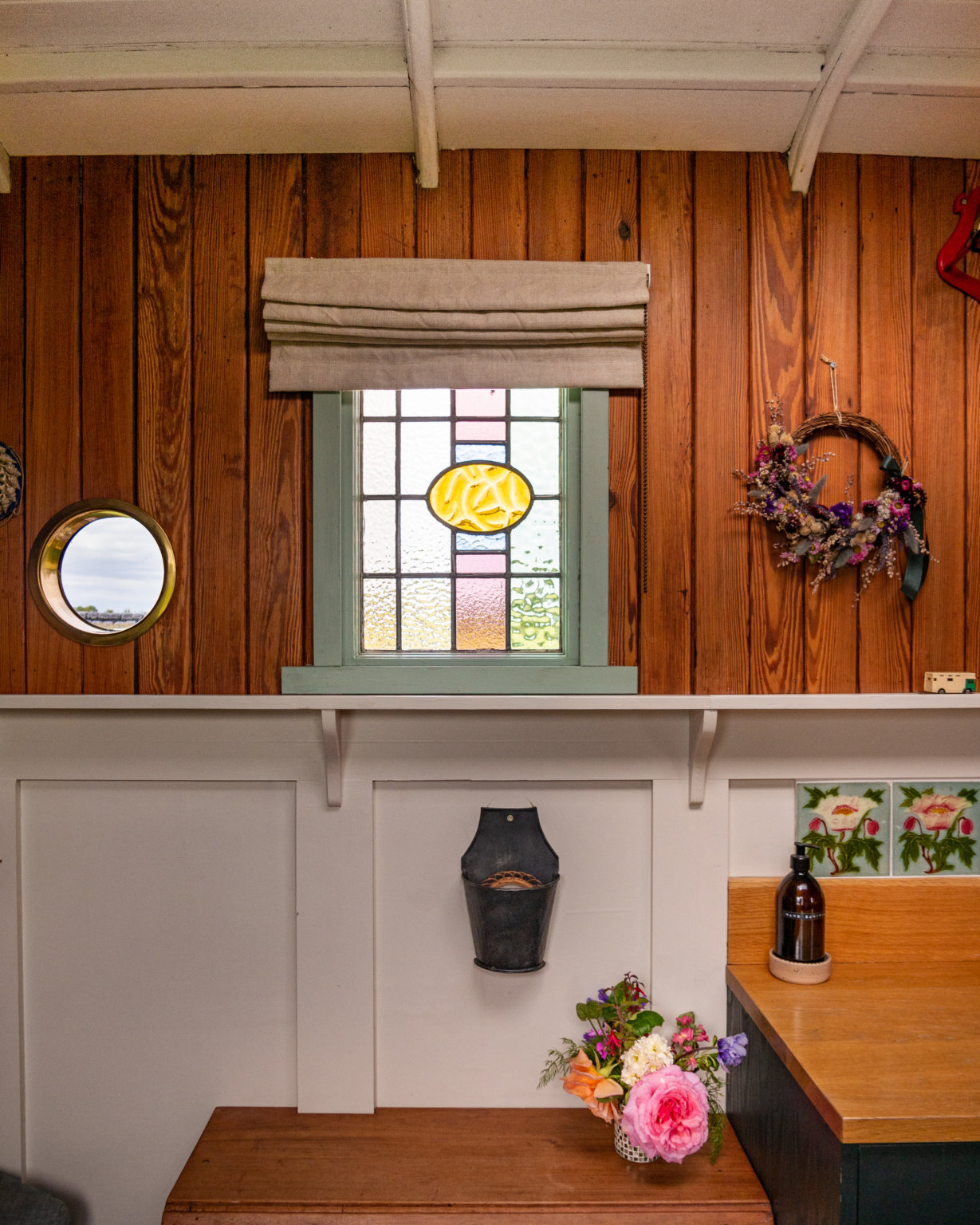 В обустройстве интерьера использовали восстановленные доски и винтажные витражи (The Oat Box, Ирландия). В обустройстве интерьера использовали восстановленные доски и винтажные витражи (The Oat Box, Ирландия).