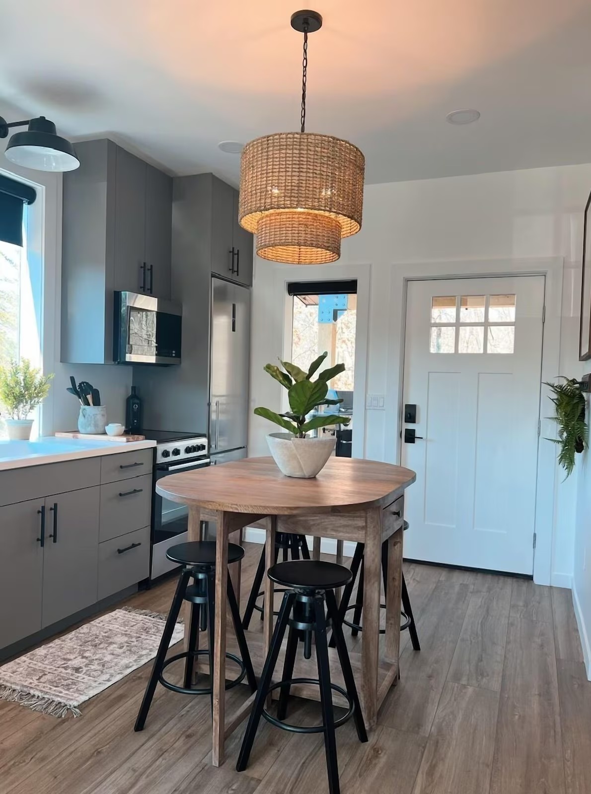 Столовая занимает центральное место. | Фото: dreamtinyliving.com.