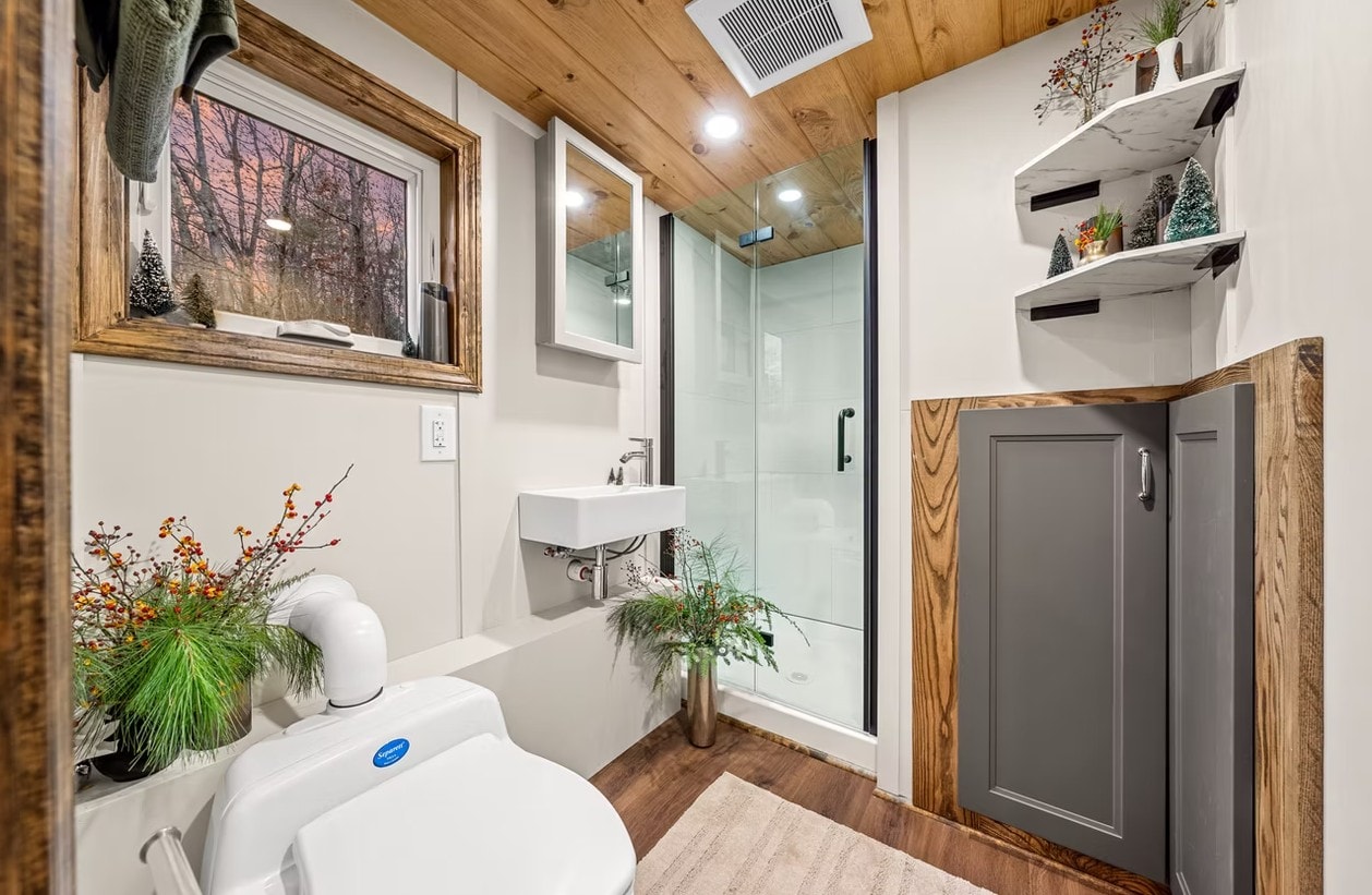 В ванной предусмотрено место для установки емкости для воды и насоса (The Spruce).