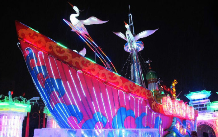 Романтичные тематические парки, где ледяные фонари фантастических форм являются главными экспонатами (Harbin Ice-Snow World, Китай). | Фото: golyatin.livejournal.com.