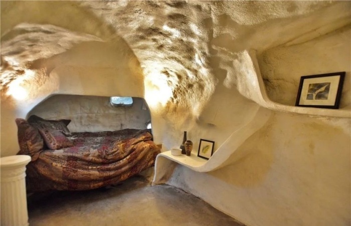 Главная спальня Le Chant du Cygne, со встроенной в стены кроватью и полками (Нью-Конкорд, США). | Фото: realtor.com.