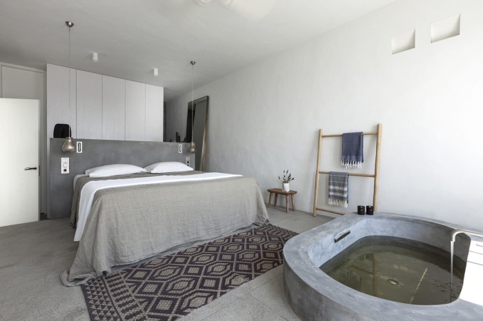 Спальные комнаты могут похвастаться не только захватывающими видами на морское побережье, но и отдельно стоящими ваннами (Syros Summer House, Греция). | Фото: architizer.com.