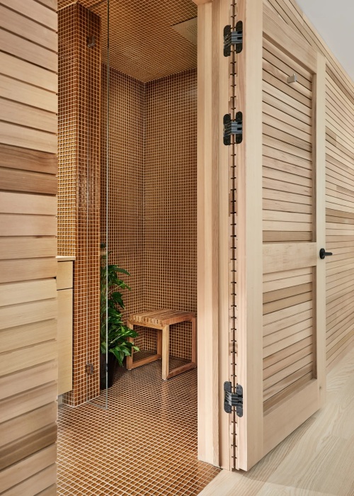 В лыжном доме имеется 4 ванных комнаты и сауна. | Фото: architecturaldigest.com.