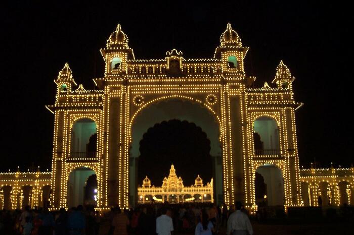 Главные ворота, через которые теперь могут попасть все желающие (Mysore Palace, Индия). | Фото: benedante.blogspot.com.