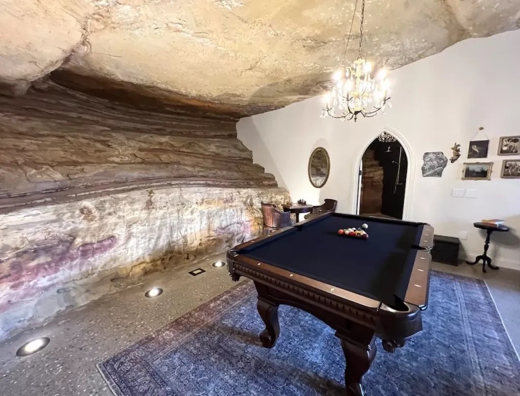 В Dunlap Hollow Cave имеется даже бильярдная. В Dunlap Hollow Cave имеется даже бильярдная.