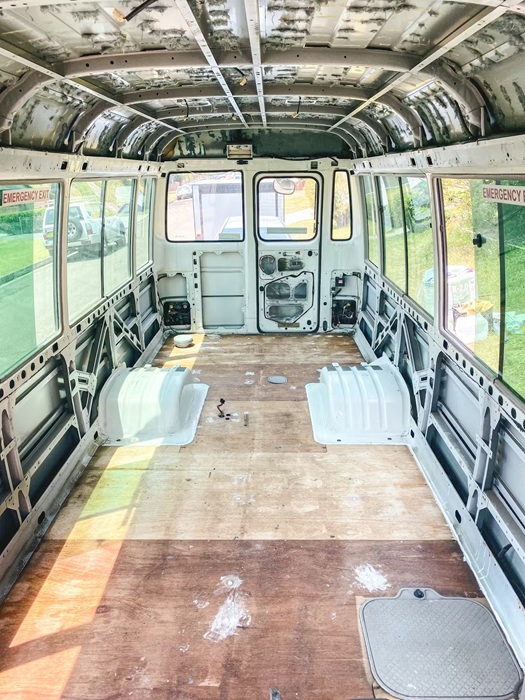 Салон автобуса после демонтажа кресел и обшивки. Салон автобуса после демонтажа кресел и обшивки.