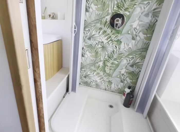 Центральную часть ванной занимает душевая кабина.