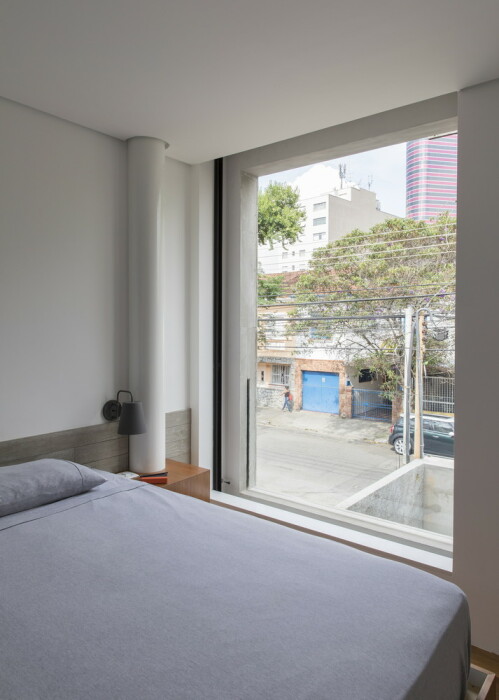 В оформлении комнат нет ничего лишнего или крупногабаритного, чтобы могло «украсть» пространство (Piraja House, Сан-Паулу). | Фото: floornature.com.