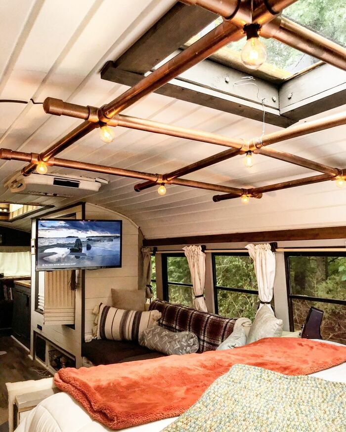 Стильный «медный» светильник изготовлен из ПВХ труб и гирлянды.