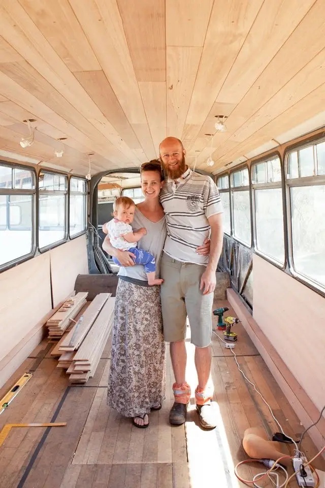 Эмма и Ник Хилл со старшим сыном в автобусе до его ремонта.