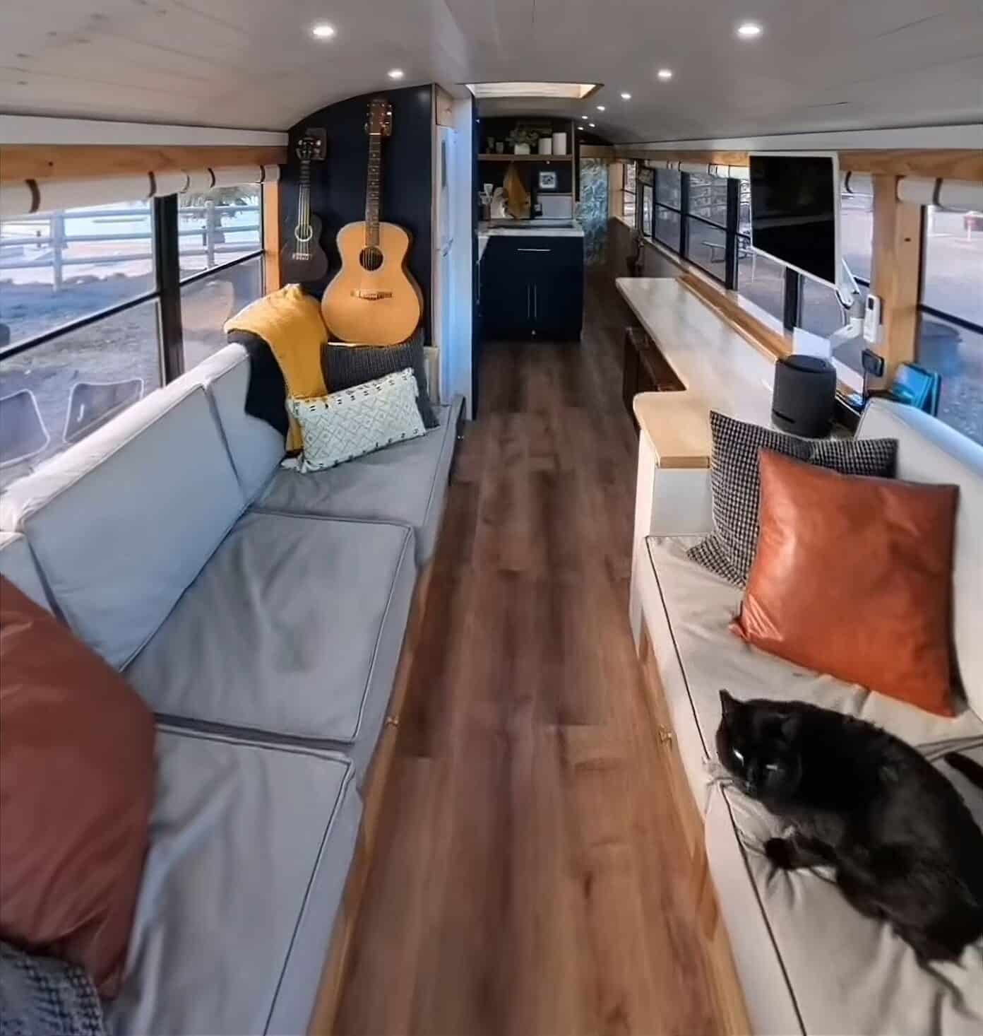 Гостиная, в которой помещается вся дружная семья.