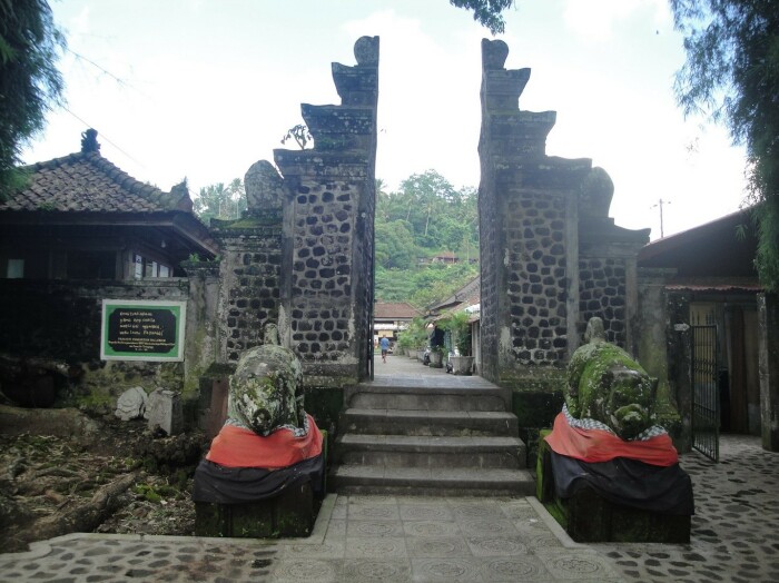 Скромные ворота приведут на территорию самого современного королевского дворца на Бали (Tirta Gangga Water Palace, Индонезия). | Фото: therepublicofrose.com.