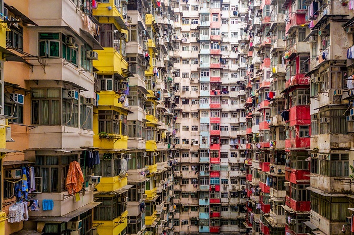 Даже если в квартире имеется скромный балкон, то он выходит на соседский. | Фото: gamejolt.com.