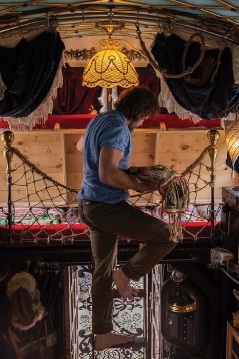 На лофт можно подняться по сетке. На лофт можно подняться по сетке.