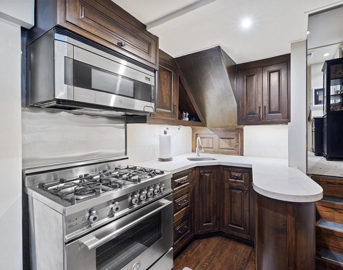 Идеально оборудованная кухня в мобильном убежище Вина Дизеля (The Aspen).