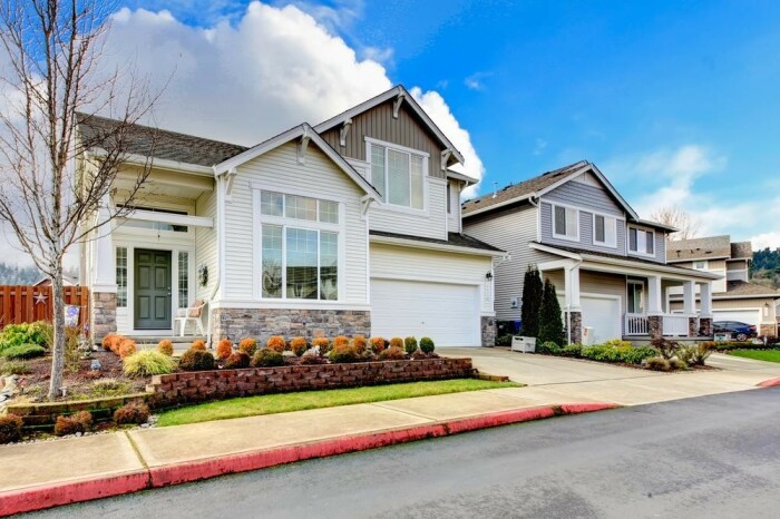 Только лишь 50% процентов американских домовладельцев ограждают задний двор, а вот лицевой фасад и газоны впереди дома чаще остаются открытыми. | Фото: thinkrealstate.com.