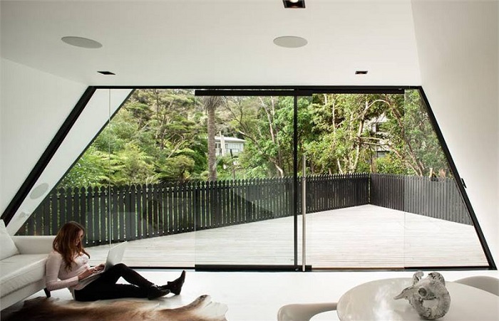 Зона отдыха в гостиной расположена прямо у окна, чтобы ничего не мешало наслаждаться открывающимся пейзажем (The Tent House, Новая Зеландия). | Фото: contemporist.com.