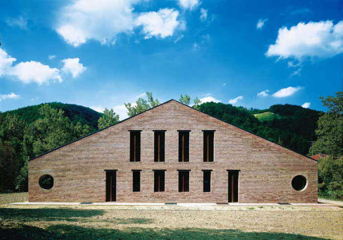 Круглые окна предусмотрены и на заднем фасаде Casa Zermani. | Фото: emilia-romagna.it.