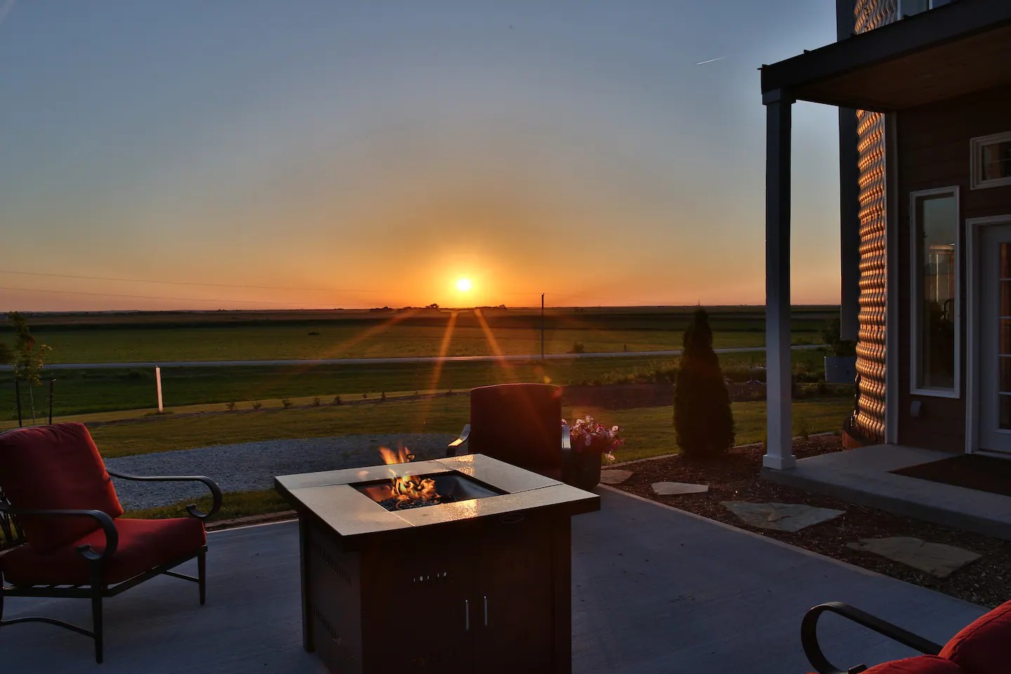 Небольшая костровая яма во дворе - идеальное место, чтобы расслабиться перед сном (Grain Bin Getaway). Небольшая костровая яма во дворе - идеальное место, чтобы расслабиться перед сном (Grain Bin Getaway).