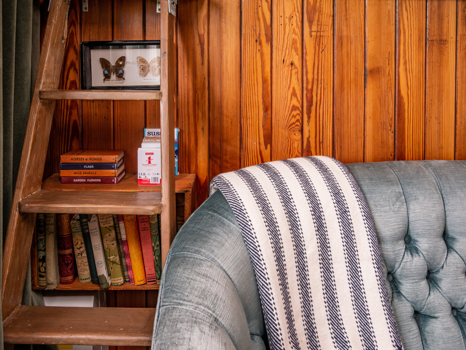 Старой стремянке нашли применение («Овсяная будка»). Старой стремянке нашли применение («Овсяная будка»).