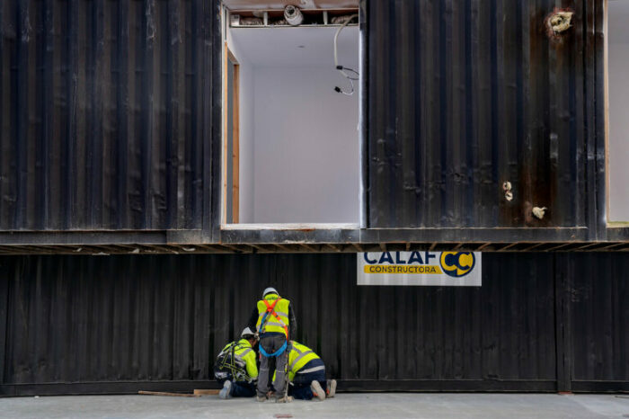 После реализации первого проекта в Барселоне началось строительство 7-этажного контейнерного дома (проект APROP, Испания). | Фото: arquitecturaviva.com.