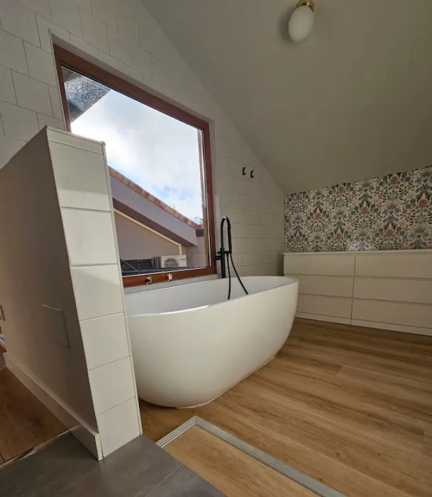 Роскошная ванная комната на втором уровне контейнерного дома (Navafri, Испания). | Фото: livinginacontainer.com.