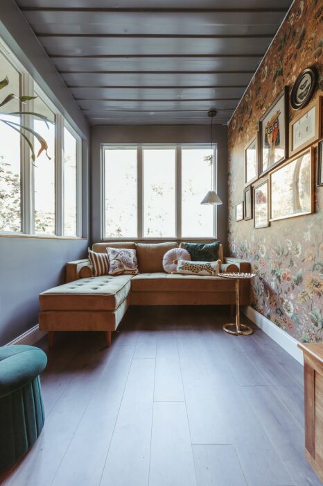Уютная гостиная, оформленная в галерейном стиле, находится у панорамных окон, откуда открывается прекрасный вид на живописное окружение (Roca Box Hop, США). | Фото: livinginacontainer.com.