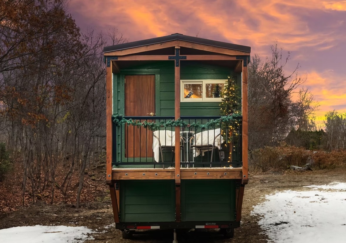 Балкон стал главной отличительной чертой крошечного дома «Ель».