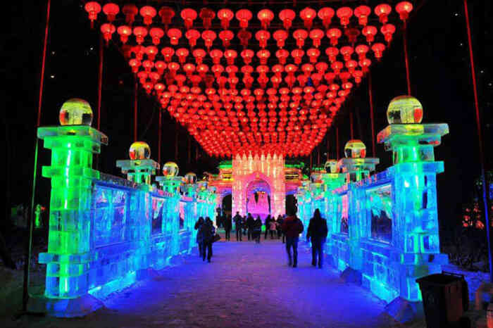  С наступлением ночи ледяные фонарики причудливой формы становятся разноцветными (Harbin Ice-Snow World, Китай). | Фото: headout.com.