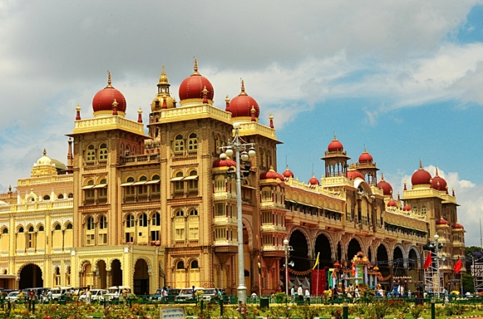 Дворец украшают квадратные башни с куполами, покрытыми розовым мрамором (Mysore Palace, Индия). | Фото: en-media.thebetterindia.com