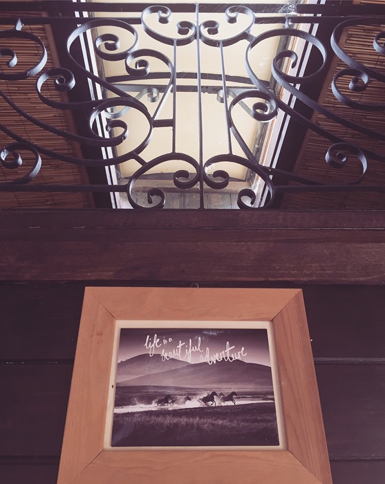 Кованые элементы придают интерьеру нотку изысканности. Кованые элементы придают интерьеру нотку изысканности.