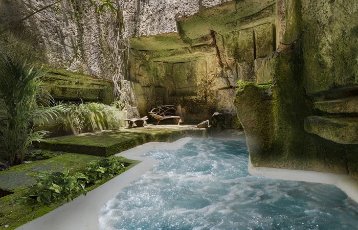 Потрясающий бассейн в одном из гротов пещерной усадьбы. | Фото: mansionglobal.com.