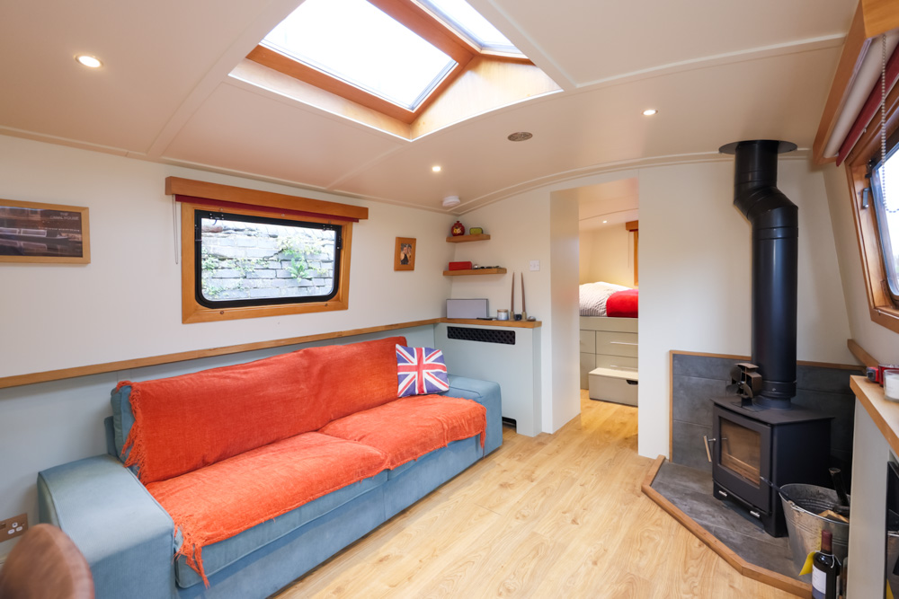 Просторная гостиная в плавучем доме.